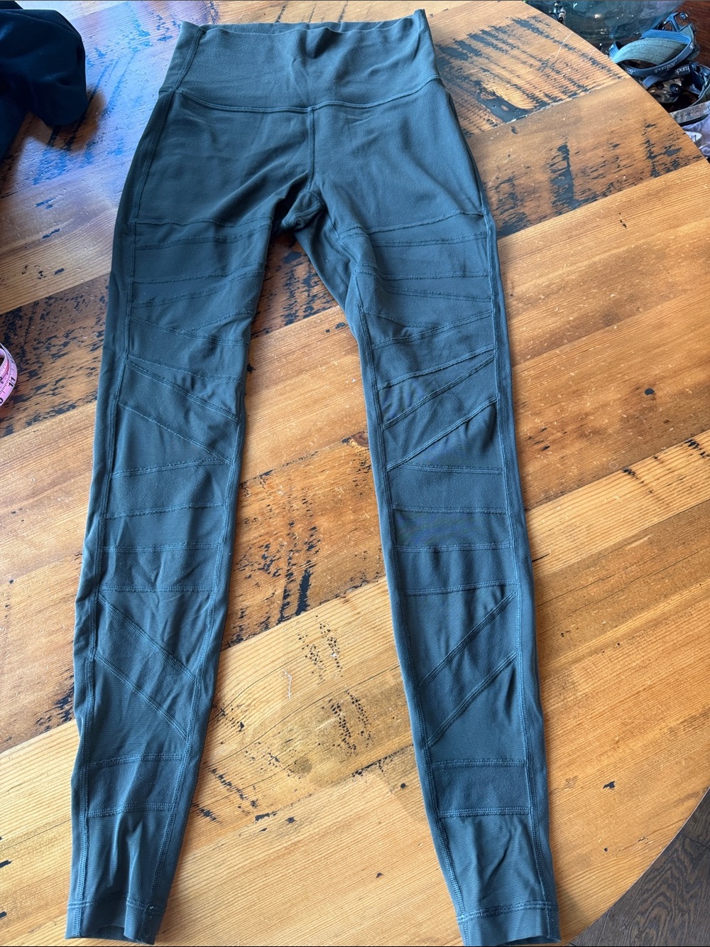 Lululemon wunder under Mesh Panel Leggings – Size 6 olive green